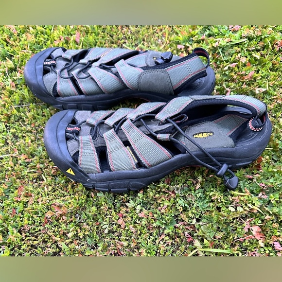KEEN Newport H2 - Men\'s Closed Toe Water Sandal PREOWNED SIZE 9 MEN’s main image 5